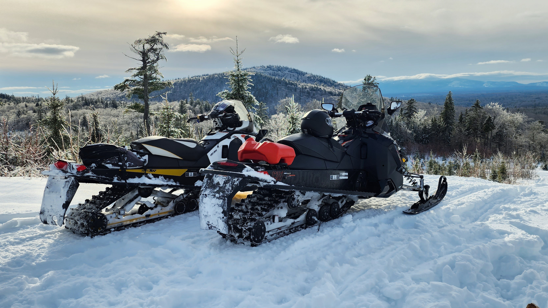 FulleRulle snowmobile tours in Swedish Lapland